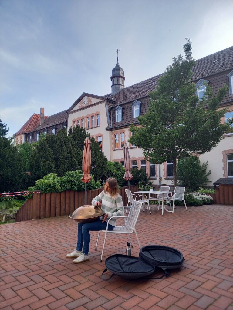 Maxine Morast am 19.05.23 im Klostergarten des Gästebereichs der Ursulinen in Duderstadt